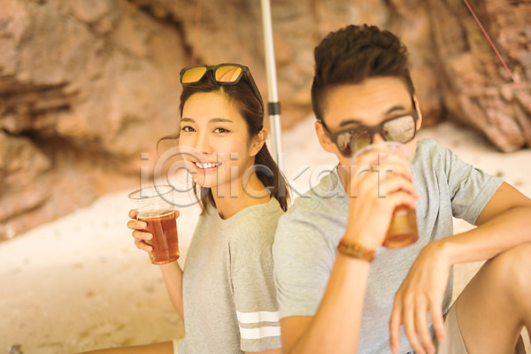 20대 30대 남자 두명 사람 성인만 여자 한국인 JPG 아웃포커스 앞모습 옆모습 포토 들기 마시기 맥주 모래사장 미소(표정) 상반신 선글라스 앉기 야외 여름(계절) 응시 주간 커플 태안 해변