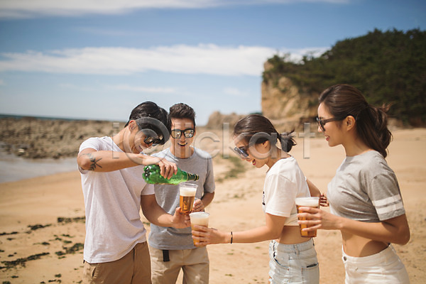 즐거움 20대 30대 남자 사람 성인 성인만 여러명 여자 한국인 JPG 앞모습 옆모습 포토 들기 맑음 맥주 모래사장 바다 붓기 상반신 선글라스 야외 여름(계절) 주간 친구 커플 태안 해변