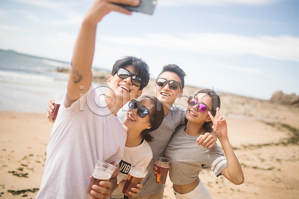즐거움 20대 30대 남자 사람 성인 성인만 여러명 여자 한국인 JPG 앞모습 포토 단체사진 들기 맑음 맥주 모래사장 바다 브이 상반신 서기 선글라스 셀프카메라 스마트폰 야외 어깨에손 여름(계절) 주간 친구 커플 태안 해변