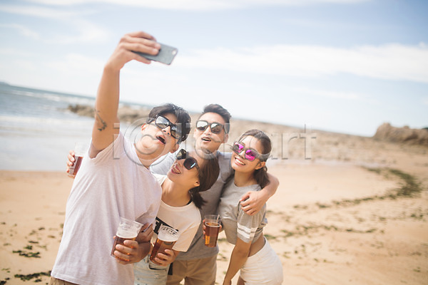 즐거움 20대 30대 남자 사람 성인 성인만 여러명 여자 한국인 JPG 앞모습 포토 단체사진 들기 맑음 맥주 모래사장 바다 상반신 서기 선글라스 셀프카메라 스마트폰 야외 어깨에손 여름(계절) 주간 친구 커플 태안 해변