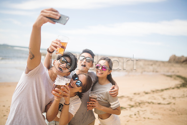 즐거움 20대 30대 남자 사람 성인 성인만 여러명 여자 한국인 JPG 앞모습 포토 단체사진 들기 맑음 맥주 모래사장 바다 상반신 서기 선글라스 셀프카메라 스마트폰 야외 여름(계절) 주간 친구 커플 태안 해변