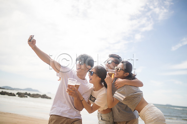 즐거움 20대 30대 남자 사람 성인 성인만 여러명 여자 한국인 JPG 옆모습 포토 단체사진 들기 맑음 맥주 미소(표정) 바다 상반신 서기 선글라스 셀프카메라 스마트폰 야외 여름(계절) 주간 친구 커플 태안 해변