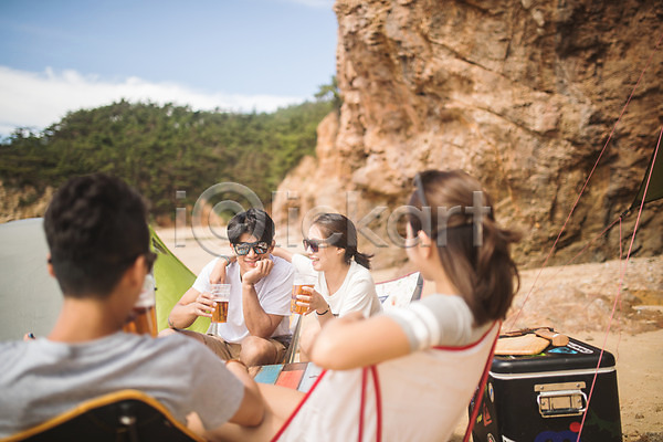 20대 30대 남자 사람 성인 성인만 여러명 여자 한국인 JPG 뒷모습 앞모습 포토 마시기 맑음 맥주 미소(표정) 상반신 선글라스 아이스박스 앉기 암벽 야외 야외의자 여름(계절) 주간 친구 커플 태안 텐트 해변