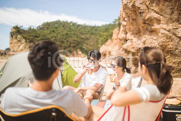 20대 30대 남자 사람 성인 성인만 여러명 여자 한국인 JPG 뒷모습 앞모습 포토 마시기 맑음 맥주 모래사장 미소(표정) 상반신 선글라스 앉기 야외 야외의자 여름(계절) 응시 주간 친구 커플 태안 텐트 해변