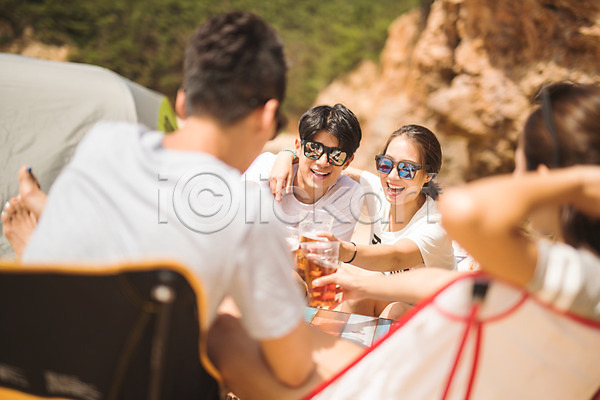 20대 30대 남자 사람 성인 성인만 여러명 여자 한국인 JPG 뒷모습 앞모습 포토 건배 맥주 모래사장 미소(표정) 상반신 선글라스 앉기 암벽 야외 야외의자 여름(계절) 주간 친구 커플 태안 텐트 해변