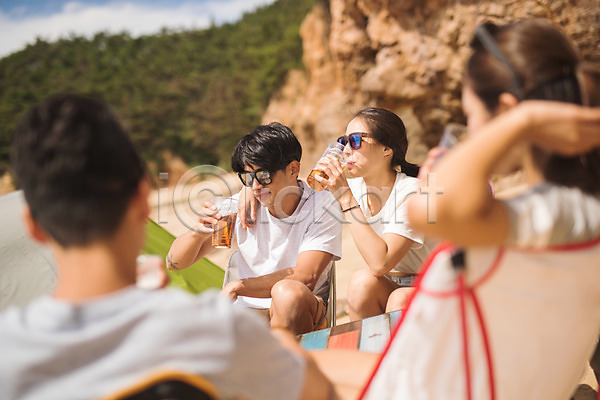 20대 30대 남자 사람 성인 성인만 여러명 여자 한국인 JPG 뒷모습 앞모습 포토 마시기 맥주 모래사장 상반신 선글라스 앉기 야외 야외의자 어깨동무 여름(계절) 주간 친구 커플 태안 텐트 해변