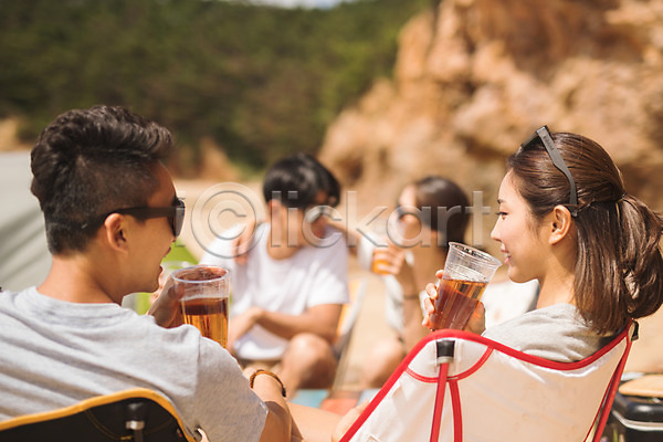 20대 30대 남자 사람 성인 성인만 여러명 여자 한국인 JPG 옆모습 포토 마시기 맥주 모래사장 미소(표정) 상반신 앉기 암벽 야외 야외의자 여름(계절) 주간 친구 커플 태안 해변