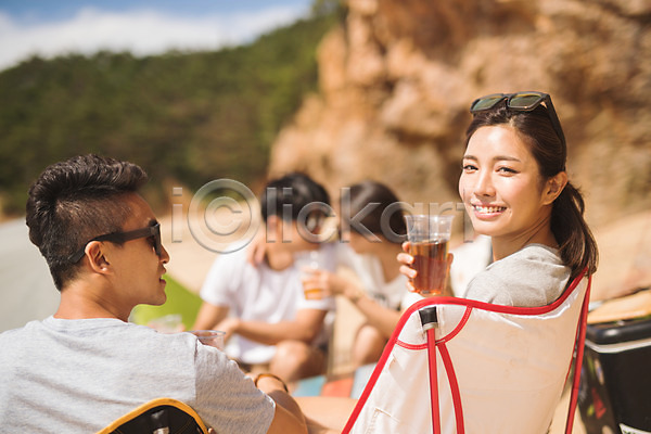 20대 30대 남자 사람 성인 성인만 여러명 여자 한국인 JPG 아웃포커스 옆모습 포토 뒤돌아보기 들기 맥주 모래사장 미소(표정) 상반신 앉기 암벽 야외 야외의자 여름(계절) 주간 친구 커플 태안 해변