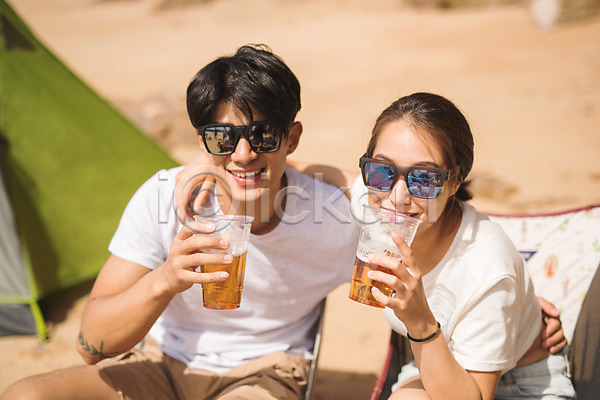 즐거움 20대 남자 두명 사람 성인만 여자 한국인 JPG 앞모습 포토 들기 마시기 맥주 모래사장 미소(표정) 상반신 선글라스 앉기 야외 야외의자 어깨동무 여름(계절) 주간 커플 태안 텐트 해변 허리손
