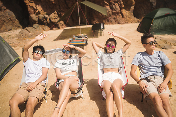 뜨거움 20대 30대 남자 사람 성인 성인만 여러명 여자 한국인 JPG 앞모습 포토 눈부심 맑음 모래사장 미소(표정) 상반신 선글라스 앉기 야외 야외의자 여름(계절) 주간 친구 커플 태안 텐트 해변
