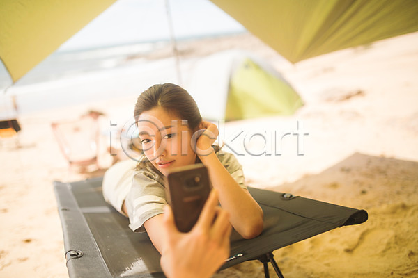 20대 사람 성인여자한명만 여자 한국인 한명 JPG 앞모습 포토 모래사장 상반신 셀프카메라 야외 엎드리기 여름(계절) 응시 주간 태안 텐트 해변