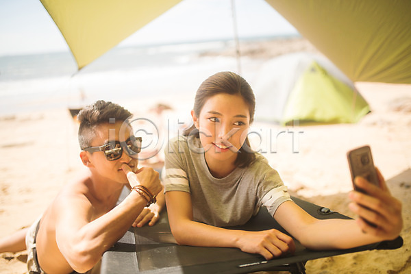 즐거움 20대 30대 남자 두명 사람 성인만 여자 한국인 JPG 아웃포커스 앞모습 포토 모래사장 미소(표정) 상반신 셀프카메라 야외 엎드리기 여름(계절) 주간 커플 태안 텐트 해변