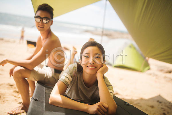 즐거움 20대 30대 남자 두명 사람 성인만 여자 한국인 JPG 아웃포커스 앞모습 포토 모래사장 미소(표정) 상반신 야외 엎드리기 여름(계절) 전신 주간 커플 태안 턱괴기 텐트 해변