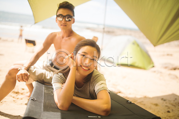 즐거움 20대 30대 남자 두명 사람 성인만 여자 한국인 JPG 아웃포커스 앞모습 포토 모래사장 미소(표정) 상반신 야외 엎드리기 여름(계절) 전신 주간 커플 태안 턱괴기 텐트 해변