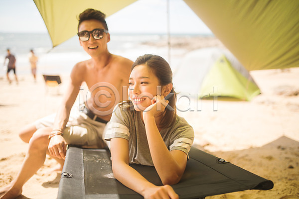 즐거움 20대 30대 남자 두명 사람 성인만 여자 한국인 JPG 아웃포커스 앞모습 포토 미소(표정) 상반신 야외 엎드리기 여름(계절) 응시 전신 주간 커플 태안 턱괴기 텐트 해변