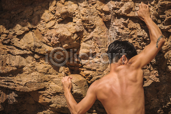 20대 남자 사람 성인남자한명만 한국인 한명 JPG 뒷모습 포토 상반신 암벽등반 야외 여름(계절) 오르기 절벽 주간 태안