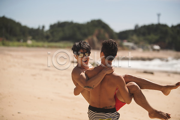 20대 30대 남자 두명 사람 성인남자만 한국인 JPG 뒷모습 아웃포커스 앞모습 포토 들어올리기 모래사장 미소(표정) 상반신 선글라스 수영복 안기 야외 여름(계절) 전신 주간 친구 태안 해변