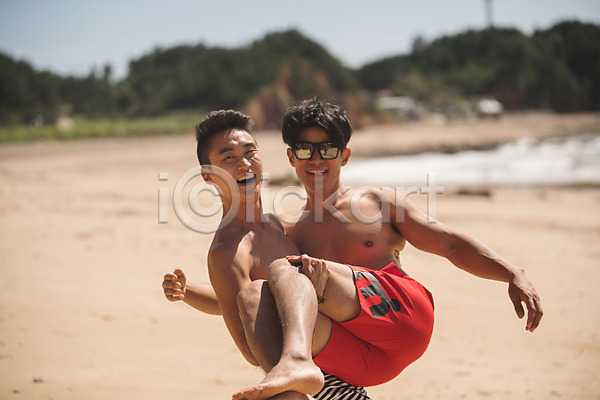 즐거움 20대 30대 남자 두명 사람 성인남자만 한국인 JPG 아웃포커스 앞모습 포토 들어올리기 모래사장 미소(표정) 상반신 선글라스 수영복 안기 야외 여름(계절) 주간 친구 태안 해변