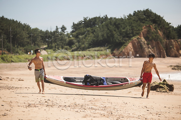 20대 30대 남자 두명 사람 성인남자만 한국인 JPG 앞모습 포토 걷기 들기 마주보기 맑음 모래사장 미소(표정) 배낭 야외 여름(계절) 운반 전신 주간 친구 태안 패들보드 해변