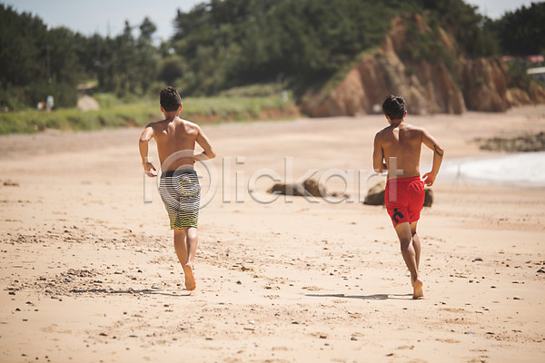 20대 30대 남자 두명 사람 성인남자만 한국인 JPG 뒷모습 포토 달리기 모래사장 수영복 숲 야외 여름(계절) 전신 주간 친구 태안