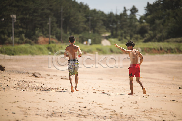 20대 30대 남자 두명 사람 성인남자만 한국인 JPG 뒷모습 옆모습 포토 달리기 모래사장 손들기 수영복 숲 야외 여름(계절) 전신 주간 친구 태안