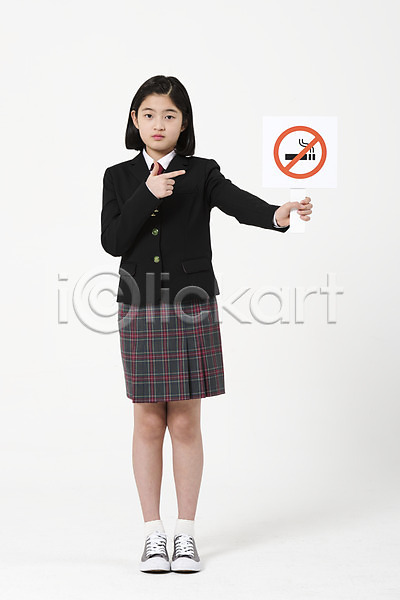 10대 사람 십대여자한명만 여자 한국인 한명 JPG 앞모습 포토 가리킴 교복 금연 금지 들기 서기 손짓 스튜디오촬영 실내 여중생 여학생 전신 팻말 학생 흡연
