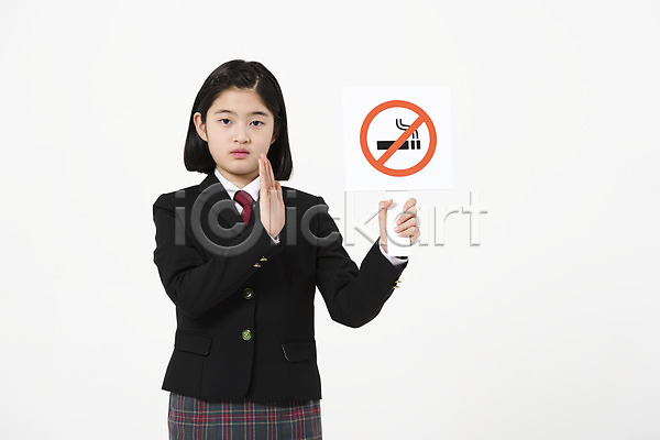 10대 사람 십대여자한명만 여자 한국인 한명 JPG 앞모습 포토 교복 금연 금지 들기 상반신 서기 손짓 스튜디오촬영 실내 여중생 여학생 팻말 학생 흡연