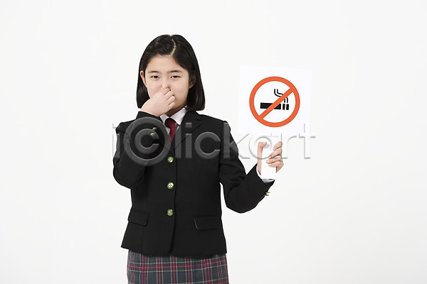 10대 사람 십대여자한명만 여자 한국인 한명 JPG 앞모습 포토 교복 금연 금지 들기 상반신 서기 손짓 스튜디오촬영 실내 여중생 여학생 찡그림 팻말 학생 흡연