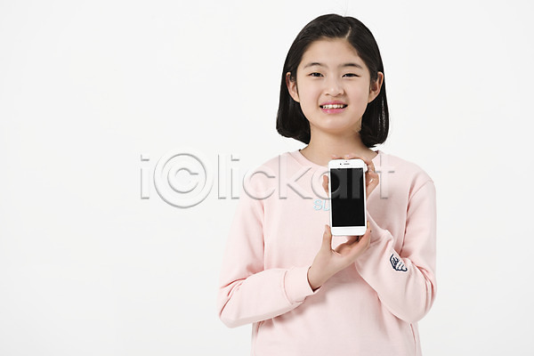 10대 사람 십대여자한명만 여자 한국인 한명 JPG 앞모습 포토 들기 미소(표정) 상반신 서기 손짓 스마트폰 스튜디오촬영 실내 여중생 여학생 잡기 캐주얼