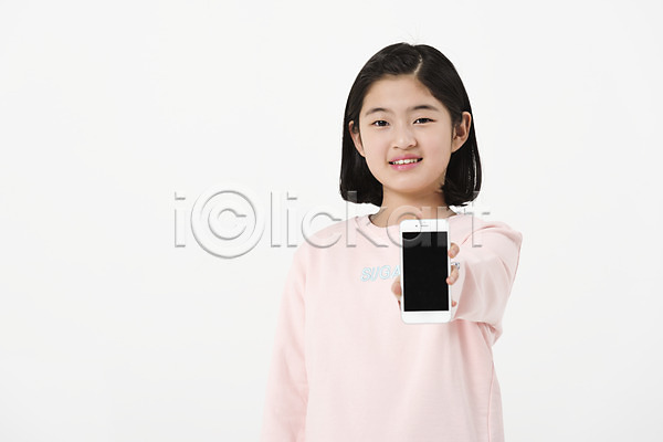 10대 사람 십대여자한명만 여자 한국인 한명 JPG 앞모습 포토 들기 미소(표정) 상반신 서기 손짓 스마트폰 스튜디오촬영 실내 여중생 여학생 캐주얼