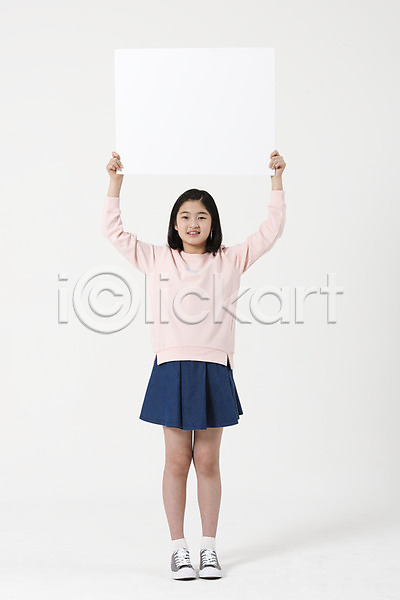 10대 사람 십대여자한명만 여자 한국인 한명 JPG 앞모습 포토 광고판 들기 미소(표정) 배너 사각프레임 서기 스튜디오촬영 실내 알림 알림판 여중생 여학생 전신 캐주얼