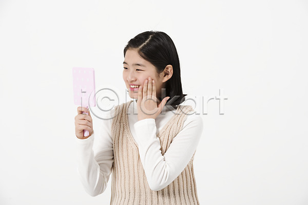 10대 사람 십대여자한명만 여자 한국인 한명 JPG 앞모습 포토 간보기 들기 만지기 미소(표정) 볼(신체부위) 뷰티 상반신 손거울 손짓 스튜디오촬영 실내 여중생 여학생 응시 캐주얼