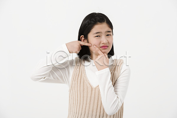 10대 사람 십대여자한명만 여자 한국인 한명 JPG 앞모습 포토 뷰티 상반신 손짓 스튜디오촬영 실내 여드름 여중생 여학생 짜기 찡그림 캐주얼 피부 피부트러블