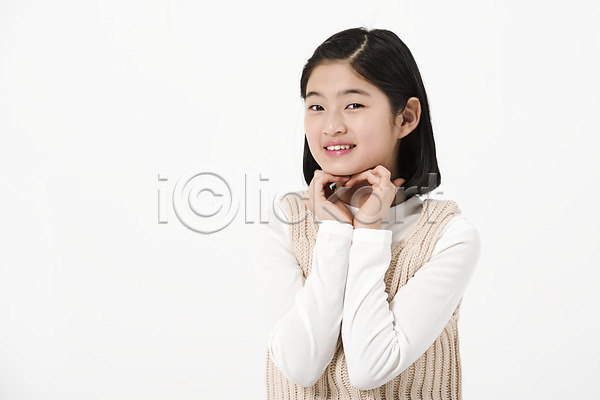 깨끗함 10대 사람 십대여자한명만 여자 한국인 한명 JPG 앞모습 포토 미소(표정) 뷰티 상반신 손짓 손하트 스튜디오촬영 실내 여중생 여학생 캐주얼 피부