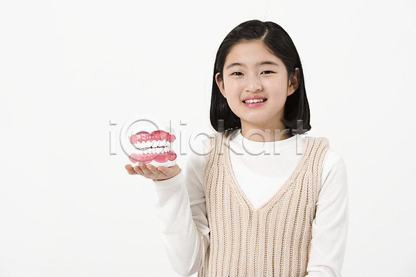 10대 사람 십대여자한명만 여자 한국인 한명 JPG 앞모습 포토 들기 미소(표정) 상반신 손짓 스튜디오촬영 실내 여중생 여학생 치아모형 캐주얼
