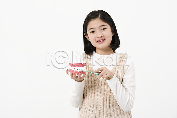 10대 사람 십대여자한명만 여자 한국인 한명 JPG 앞모습 포토 들기 미소(표정) 상반신 설명 손짓 스튜디오촬영 실내 양치 여중생 여학생 치아모형 캐주얼