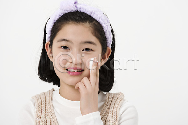 10대 사람 십대여자한명만 여자 한국인 한명 JPG 앞모습 포토 머리띠 미소(표정) 볼(신체부위) 상반신 세수 세안제 손가락 손짓 스튜디오촬영 실내 여중생 여학생 캐주얼 클렌징 피부