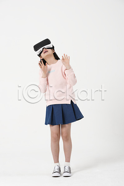 10대 사람 십대여자한명만 여자 한국인 한명 JPG 앞모습 포토 VR기기 가상현실 미소(표정) 서기 손들기 손짓 스튜디오촬영 실내 여중생 여학생 오큘러스 올려보기 전신 증강현실 캐주얼