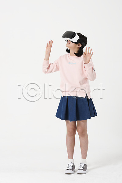10대 사람 십대여자한명만 여자 한국인 한명 JPG 앞모습 포토 VR기기 가상현실 서기 손들기 손짓 스튜디오촬영 실내 여중생 여학생 오큘러스 올려보기 응시 전신 증강현실 캐주얼