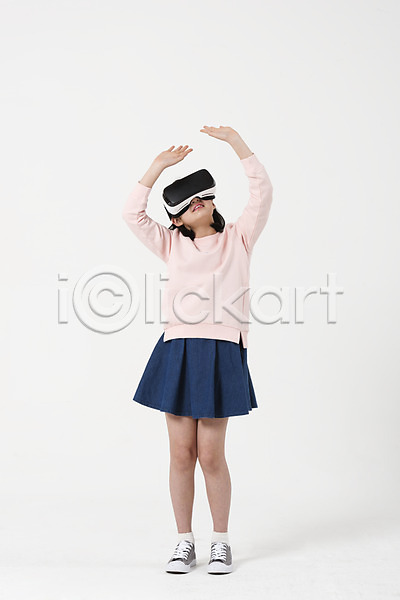 10대 사람 십대여자한명만 여자 한국인 한명 JPG 앞모습 포토 VR기기 가상현실 서기 손들기 손짓 스튜디오촬영 실내 여중생 여학생 오큘러스 올려보기 응시 전신 증강현실 캐주얼