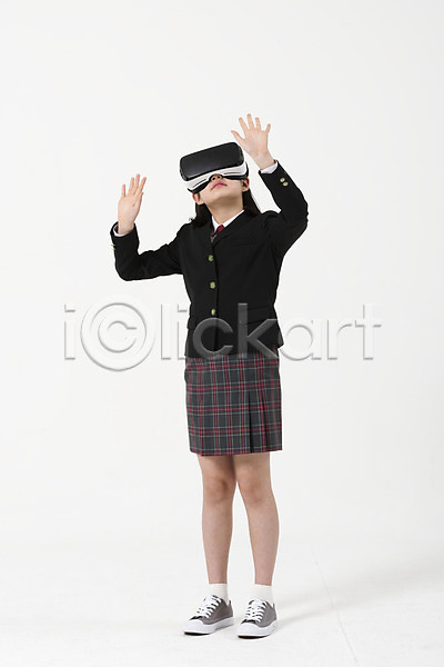 10대 사람 십대여자한명만 여자 한국인 한명 JPG 앞모습 포토 VR기기 가상현실 교복 서기 손들기 손짓 스튜디오촬영 실내 여중생 여학생 오큘러스 응시 전신 증강현실 책가방 학생