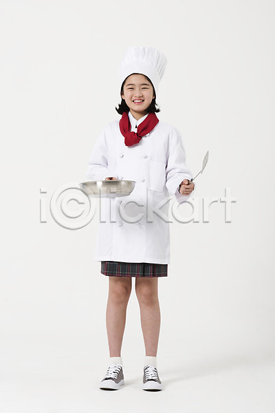 10대 사람 십대여자한명만 여자 한국인 한명 JPG 앞모습 포토 뒤집개 들기 미소(표정) 서기 스튜디오촬영 여중생 여학생 요리사 요리사모자 장래희망 전신 조리복 주방용품 프라이팬