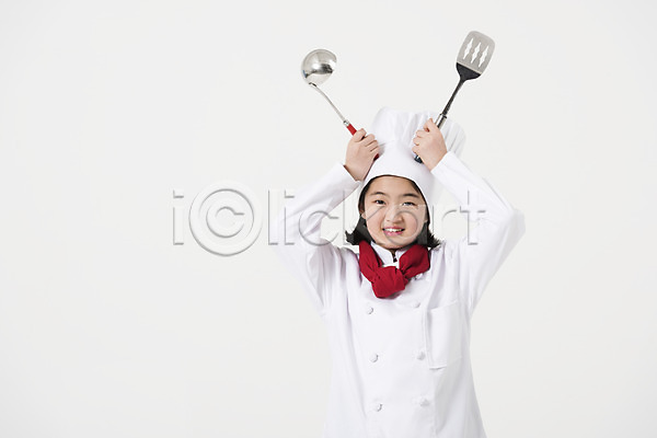 10대 사람 십대여자한명만 여자 한국인 한명 JPG 앞모습 포토 국자 뒤집개 들기 머리위 미소(표정) 상반신 스튜디오촬영 여중생 여학생 요리사 요리사모자 장래희망 전신 조리복 주방용품