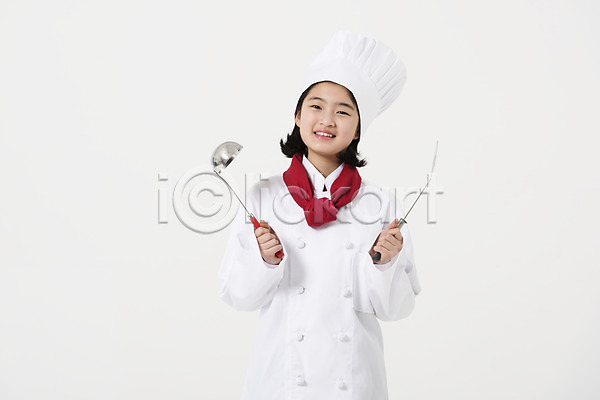 10대 사람 십대여자한명만 여자 한국인 한명 JPG 앞모습 포토 국자 뒤집개 들기 미소(표정) 상반신 서기 스튜디오촬영 여중생 여학생 요리사 요리사모자 장래희망 전신 조리복 주방용품