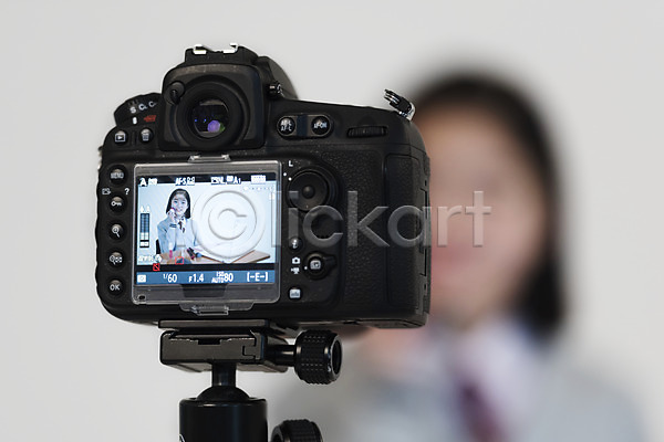 10대 사람 십대여자한명만 여자 한국인 한명 JPG 근접촬영 앞모습 포토 교복 마이크 방송 뷰티크리에이터 상반신 스튜디오촬영 여중생 여학생 인터넷방송 장래희망 책상 촬영 카메라 크리에이터 학생