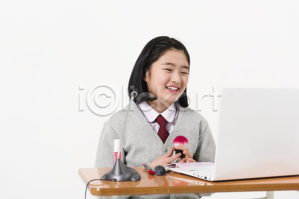 10대 사람 십대여자한명만 여자 한국인 한명 JPG 앞모습 포토 교복 노트북 마이크 방송 붓 뷰티 뷰티크리에이터 상반신 스튜디오촬영 여중생 여학생 인터넷방송 장래희망 책상 크리에이터 틴트 학생 화장품