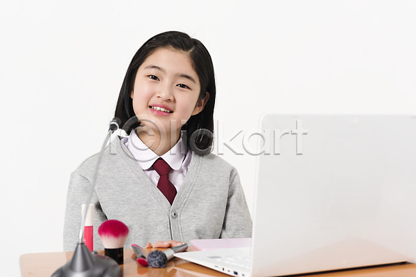 10대 사람 십대여자한명만 여자 한국인 한명 JPG 앞모습 포토 교복 노트북 마이크 미소(표정) 방송 붓 뷰티 뷰티크리에이터 상반신 스튜디오촬영 여중생 여학생 인터넷방송 장래희망 책상 크리에이터 틴트 학생 화장품