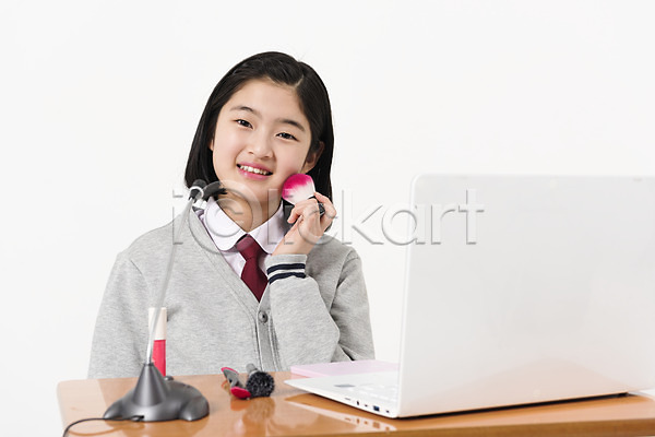 10대 사람 십대여자한명만 여자 한국인 한명 JPG 앞모습 포토 교복 노트북 마이크 미소(표정) 방송 붓 뷰티 뷰티크리에이터 상반신 손거울 스튜디오촬영 여중생 여학생 인터넷방송 장래희망 책상 크리에이터 틴트 학생