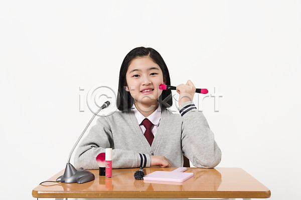 10대 사람 십대여자한명만 여자 한국인 한명 JPG 앞모습 포토 교복 마이크 미소(표정) 방송 붓 뷰티 뷰티크리에이터 상반신 손거울 스튜디오촬영 여중생 여학생 인터넷방송 장래희망 책상 크리에이터 틴트 학생 화장품