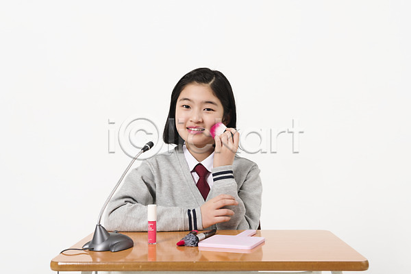 10대 사람 십대여자한명만 여자 한국인 한명 JPG 앞모습 포토 교복 마이크 미소(표정) 방송 붓 뷰티 뷰티크리에이터 상반신 손거울 스튜디오촬영 여중생 여학생 인터넷방송 장래희망 책상 크리에이터 틴트 학생